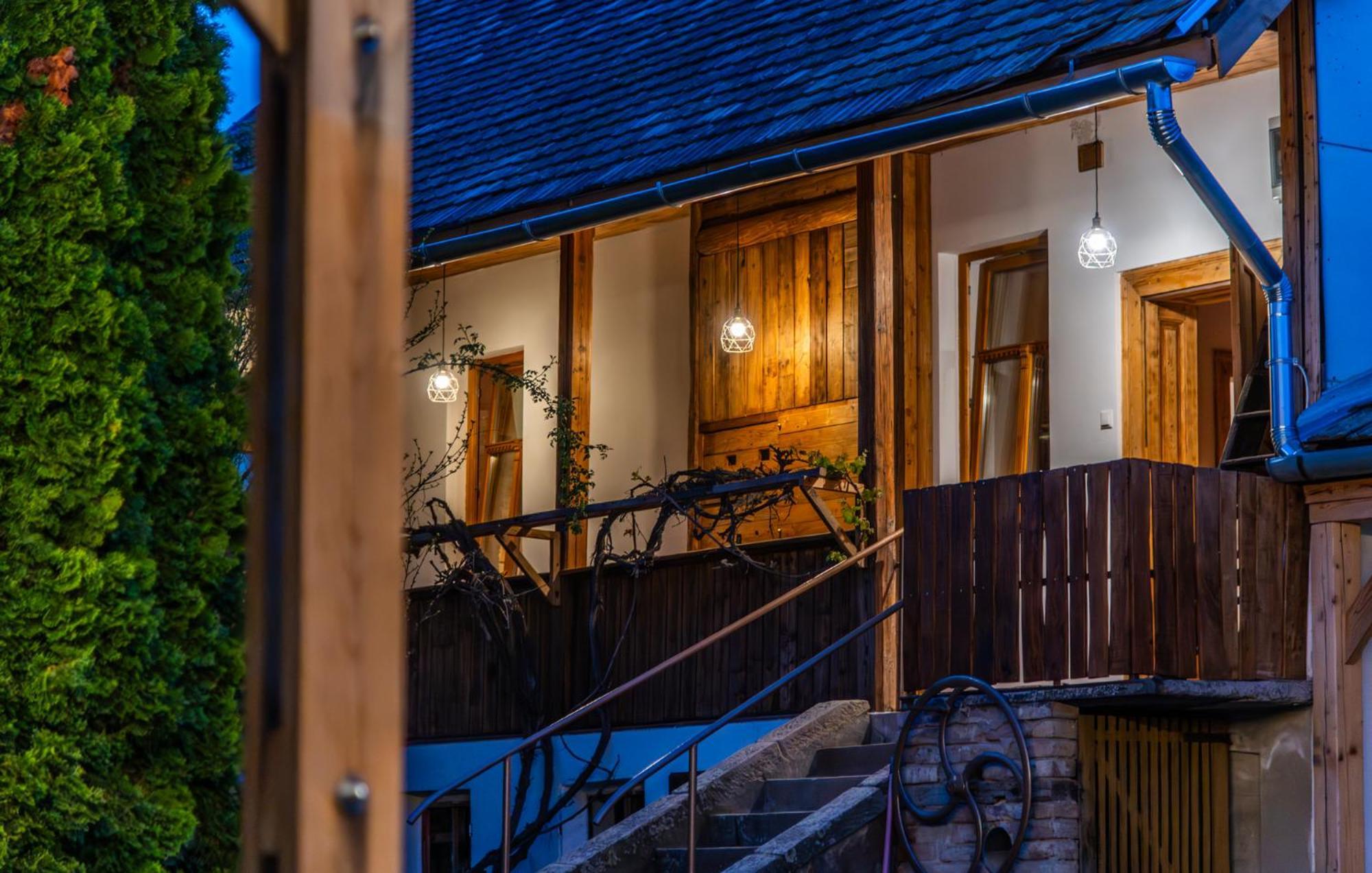 Minifaktura Loft Apartman & Reggelizo Es Etelbar Szokolya ภายนอก รูปภาพ